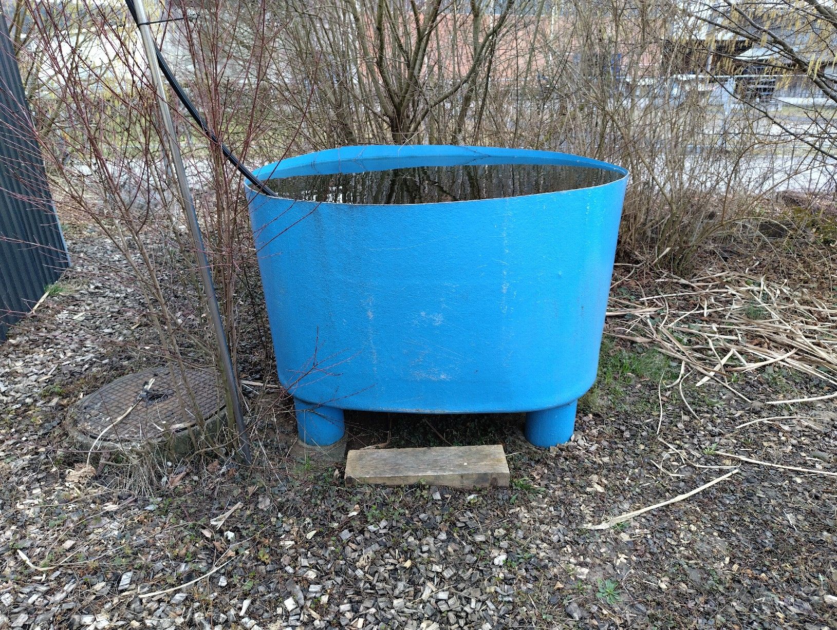 Abbeveratoi e trogoli: Grosse blaue Wanne / Pool / Fischtank / Regenwassertank – Usato da Neunkirch venduto da StadtOaseGmbH