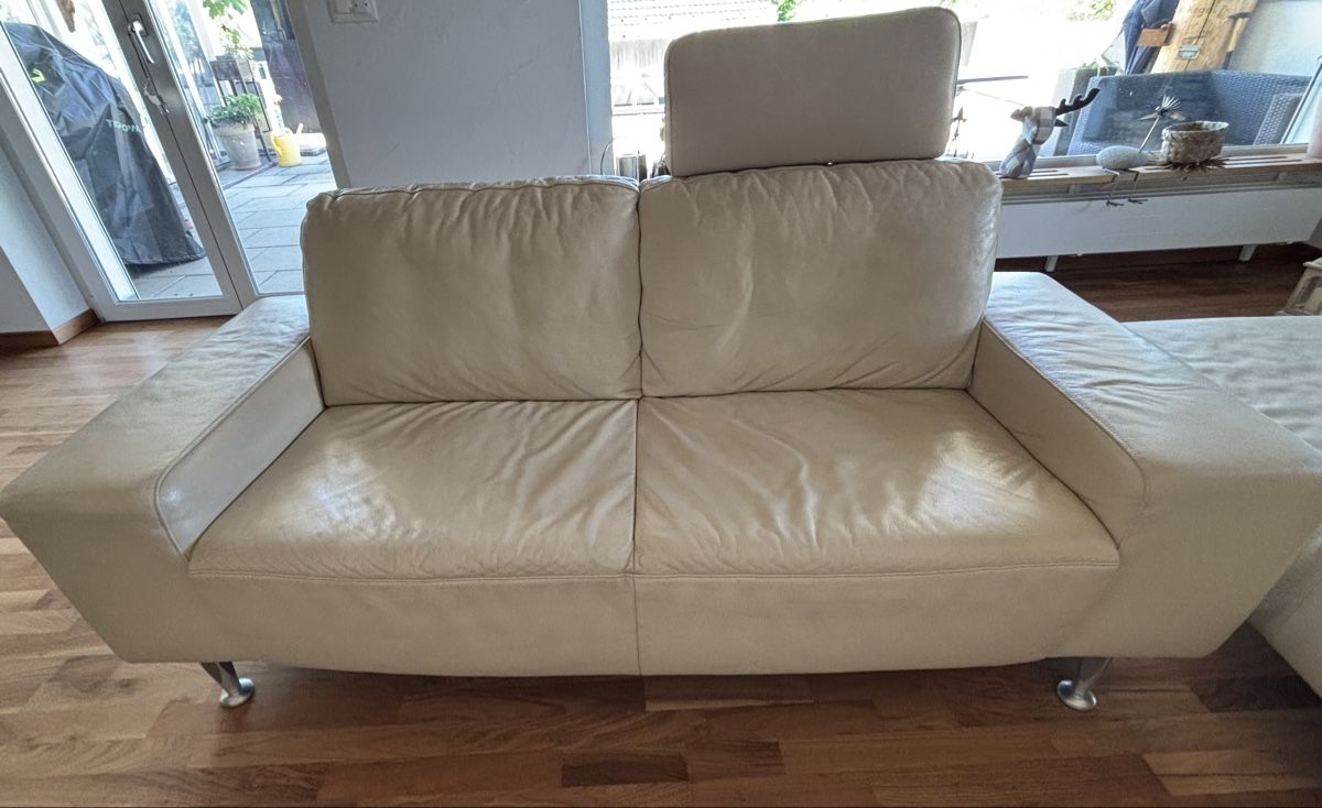 Divani: 2-er Sofa und 2-er Hocker Leder – Usato da Hinwil venduto da Spazzo 1