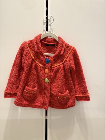 Rote Strickjacke mit bunten Knöpfen, Grösse 86/92