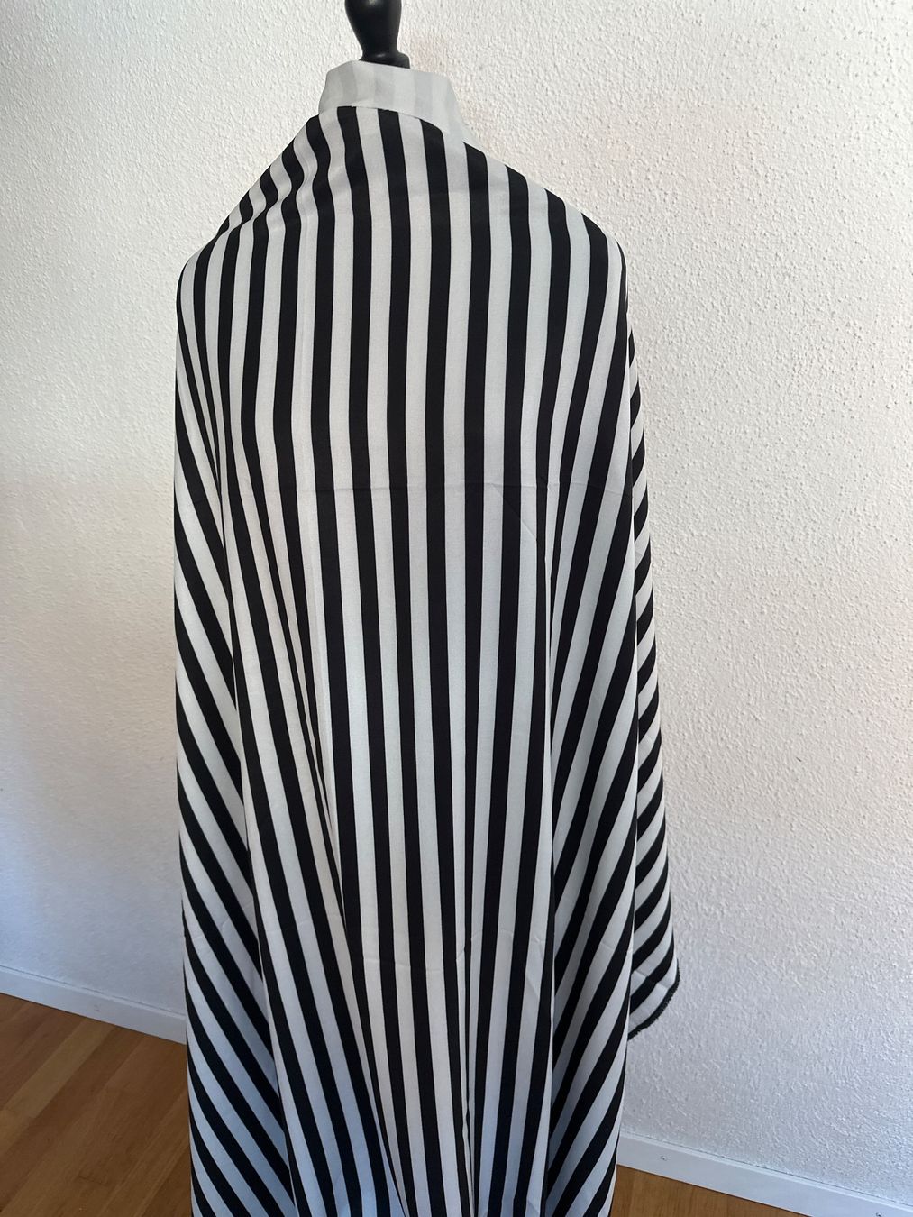 Stoffe: Polyesterstoff Streifen hellgrau/schwarz 3,2m x 1,4m – Neu (gemäss Beschreibung) aus Bad Zurzach von Anabenae