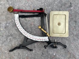 B Antike Schalenwaage aus Metall mit Emaille-Skala
