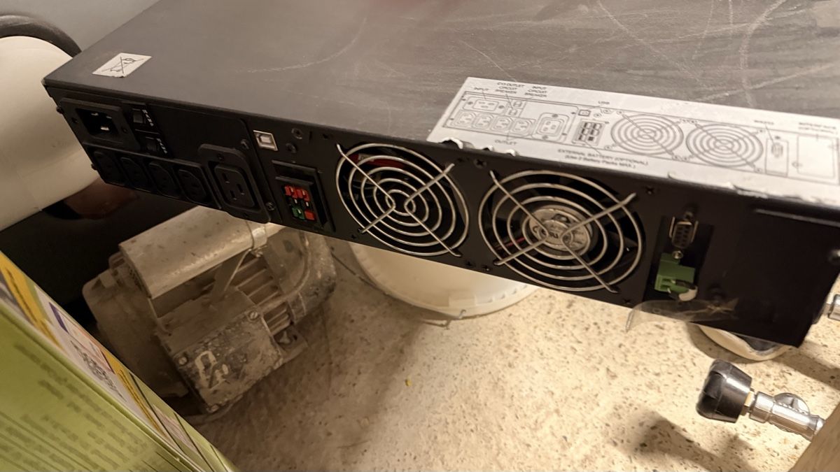Server: Usv 3000ve – Difettoso da Hergiswil LU venduto da mechutaume 1