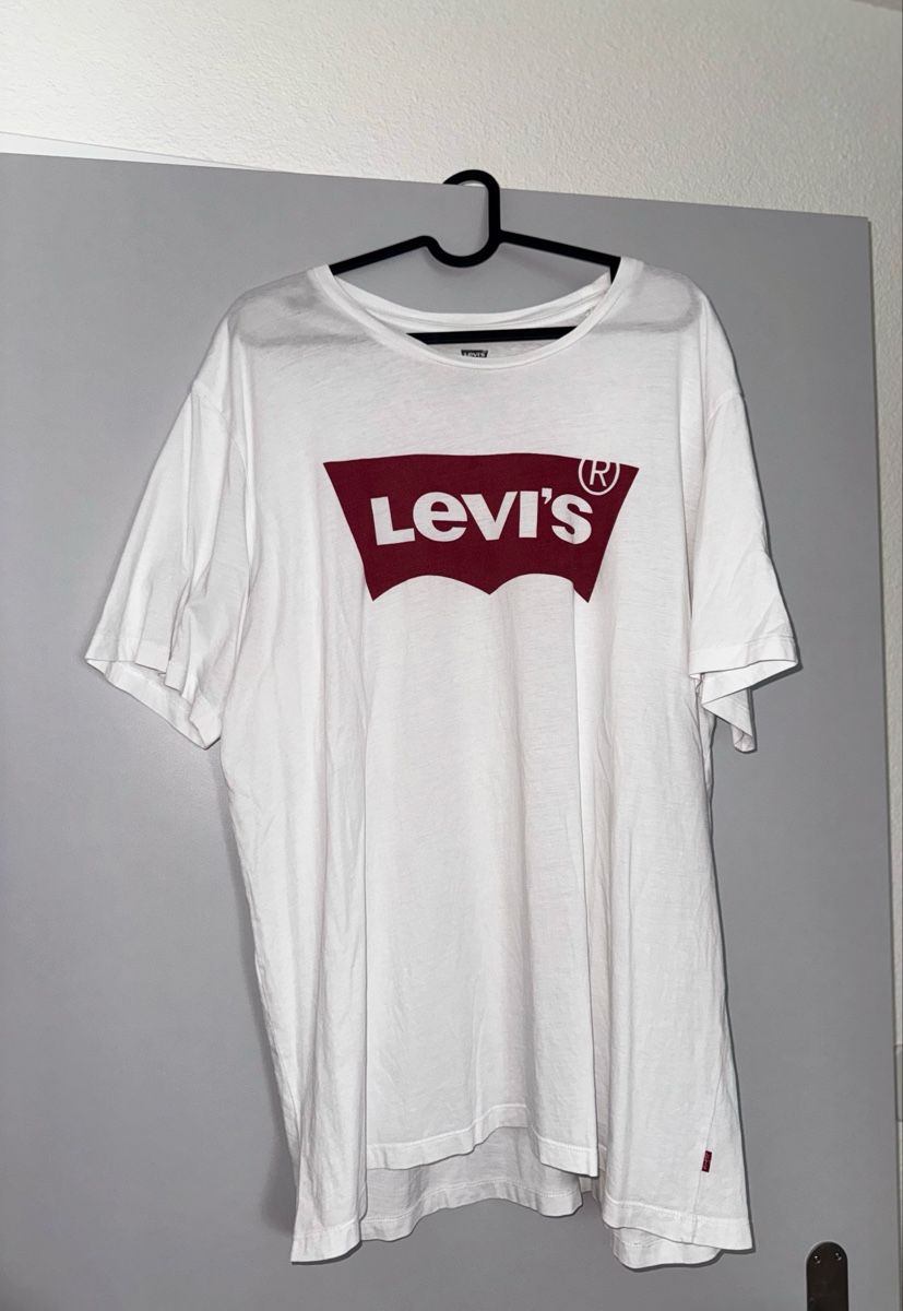 Levi's T-shirt: Levi's T-Shirt Weiss mit Logo – Usato da Ebikon venduto da jov_w5ww