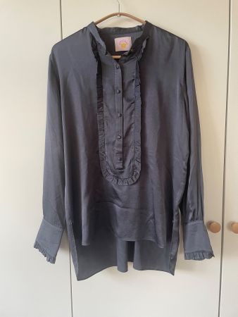 Edle Seidenbluse von Success, Gr. 38, Dunkelgrau mit Rüschen