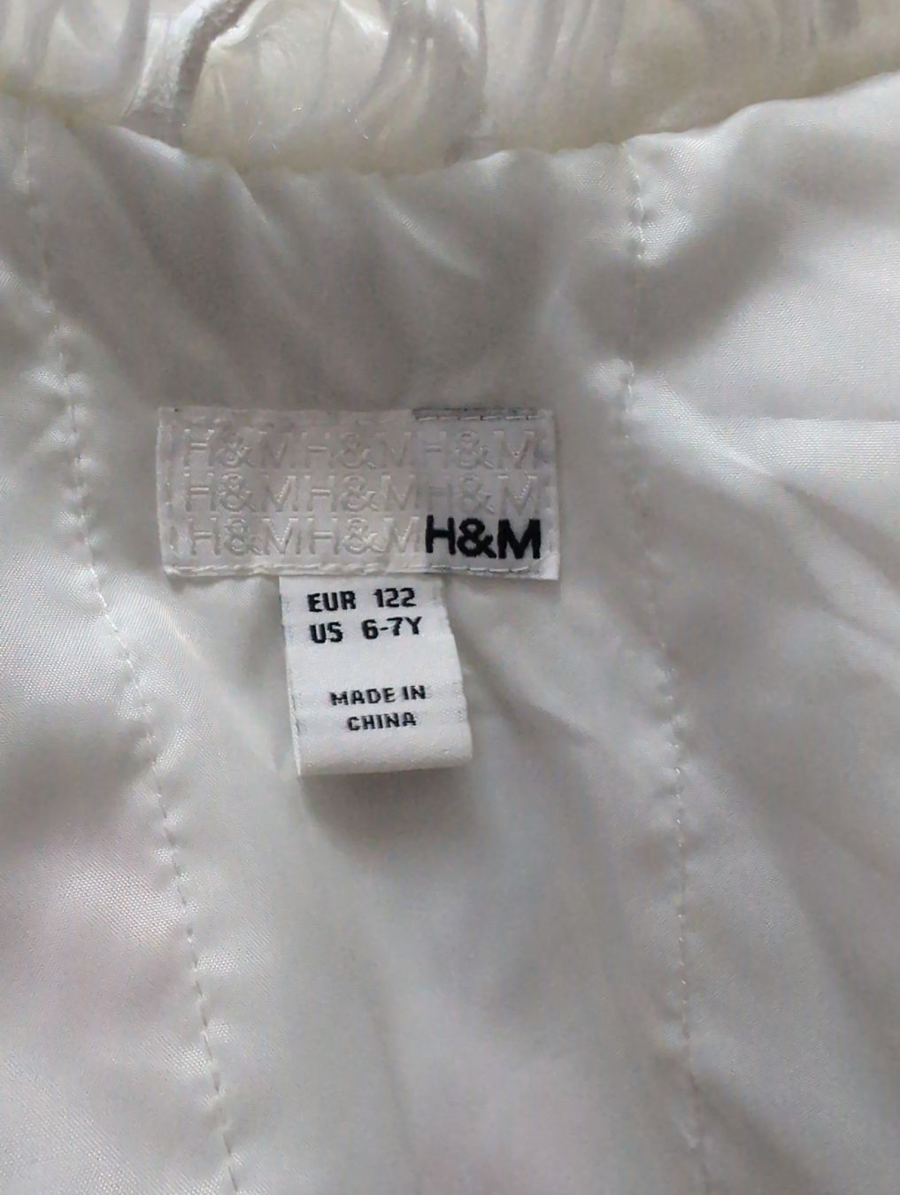 H&M Giacche & Cappotti: H&M Weste Mädchen Gr. 122 weiss – Usato da Unterägeri venduto da Fiobi 3