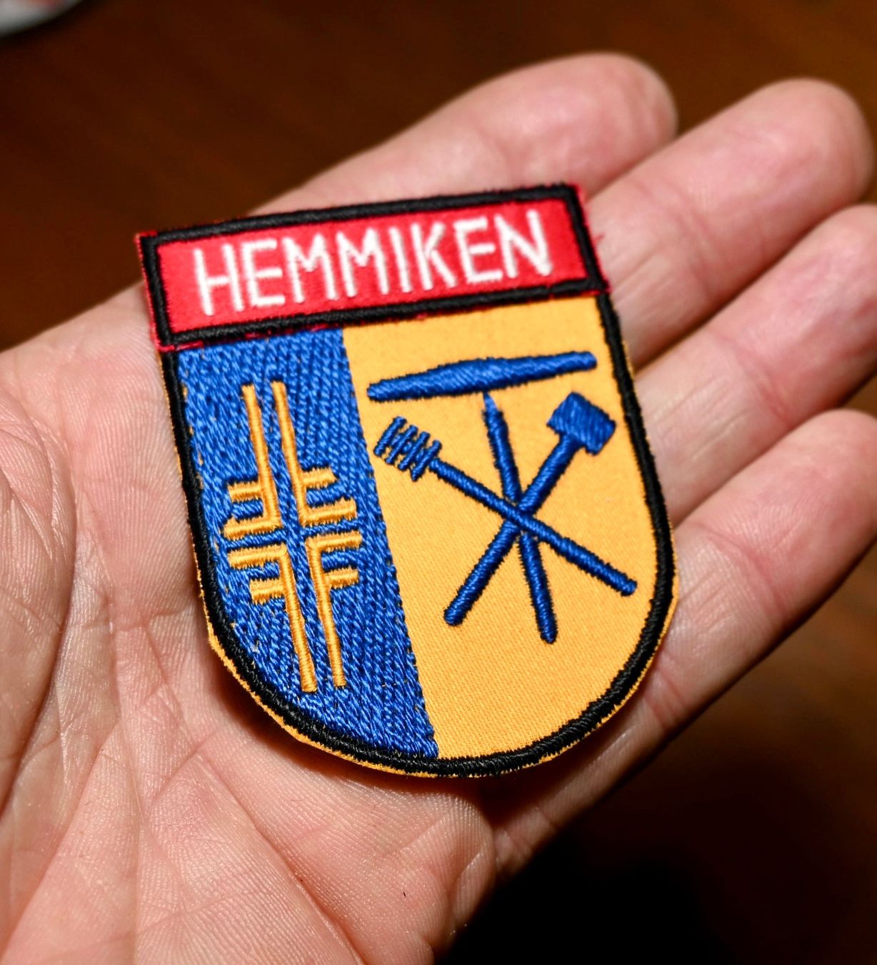 Swiss Placchette & Badge: WAPPEN Hemmiken PATCH badge AUFNÄHER – Usato da Pfaffhausen venduto da mono_rec