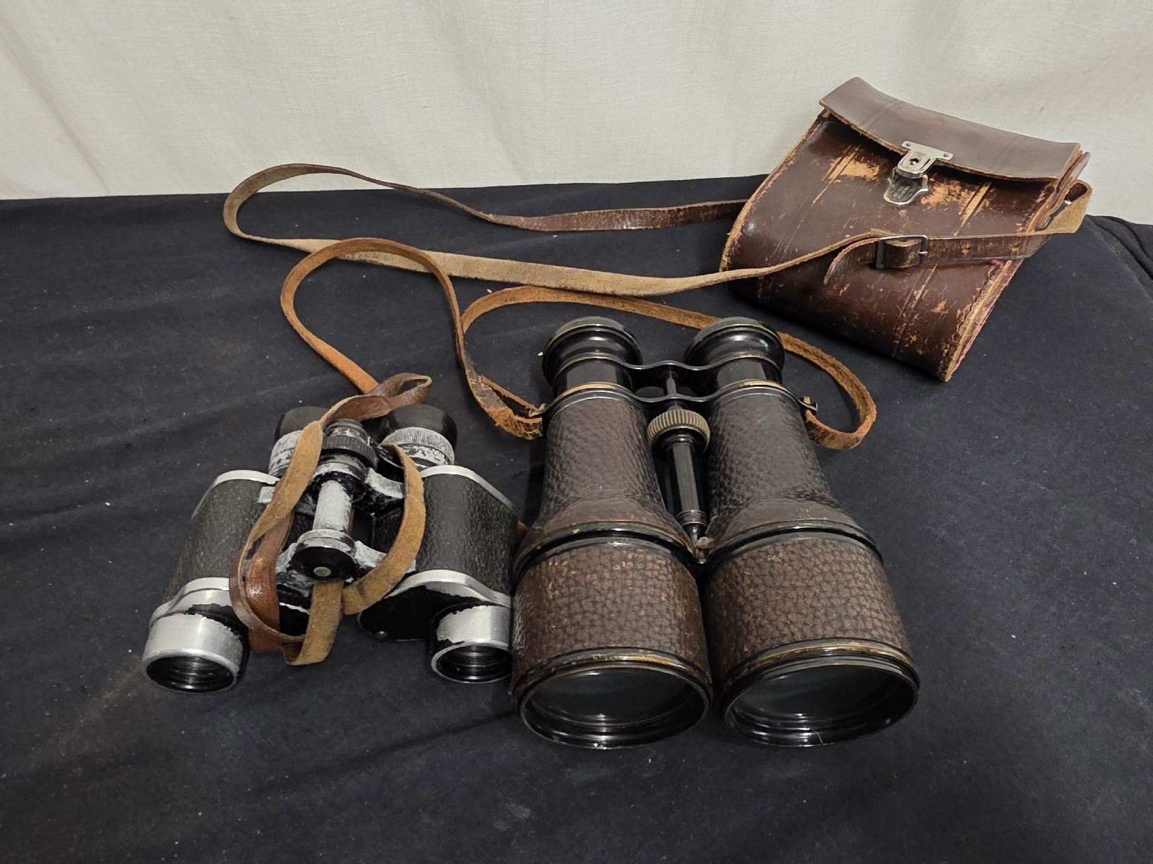 Kern Feldstecher: Vintage Feldstecher/Binoculars mit Ledertasche, Kern – Gebraucht aus Wolfertswil von Antiko