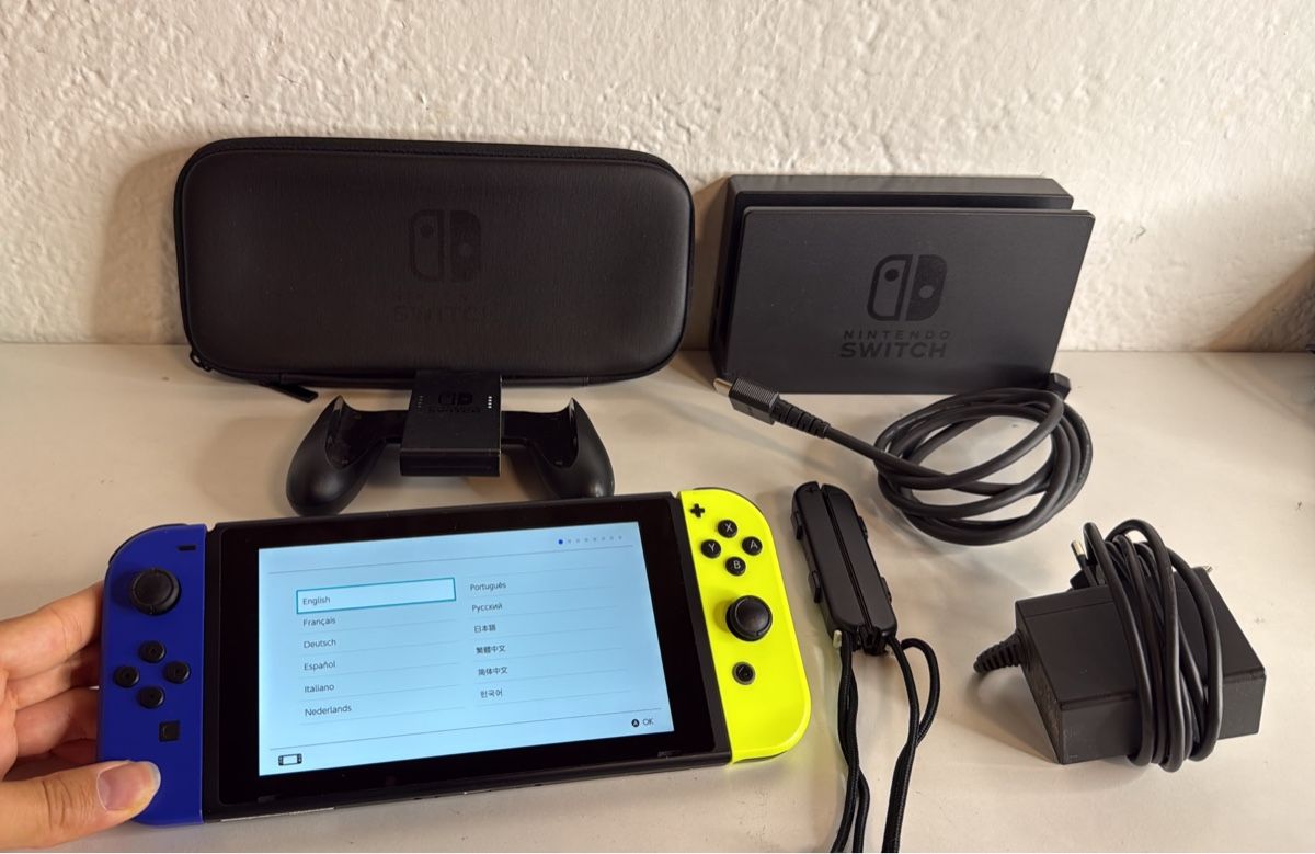 Nintendo Console: Nintendo Switch Neon Blue/Red Console Bundle 🌼🦋 – Usato da Ehrendingen venduto da bubulence 1
