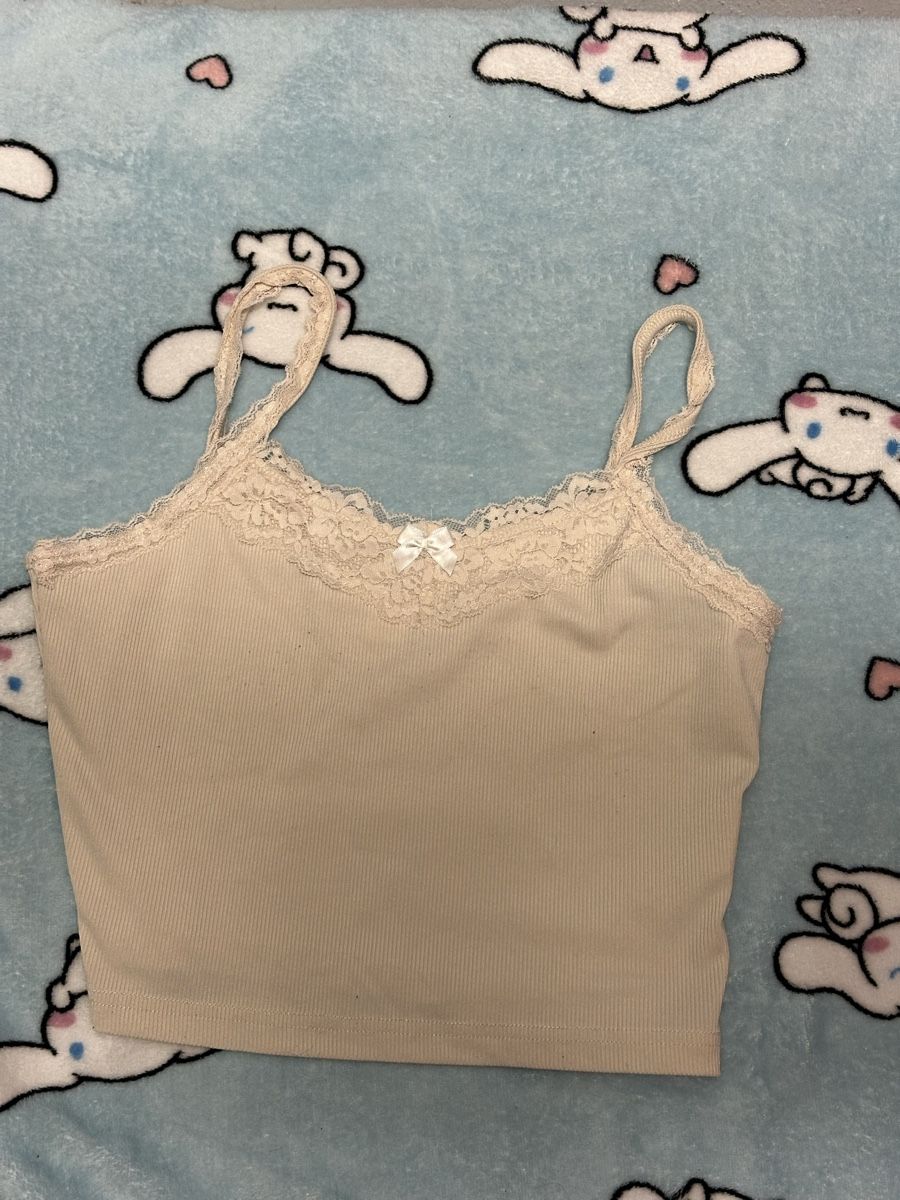 Top: Cream Romwe Ribbed Lace Cami Top, Size M – Usato da Zofingen venduto da cva_w7vn
