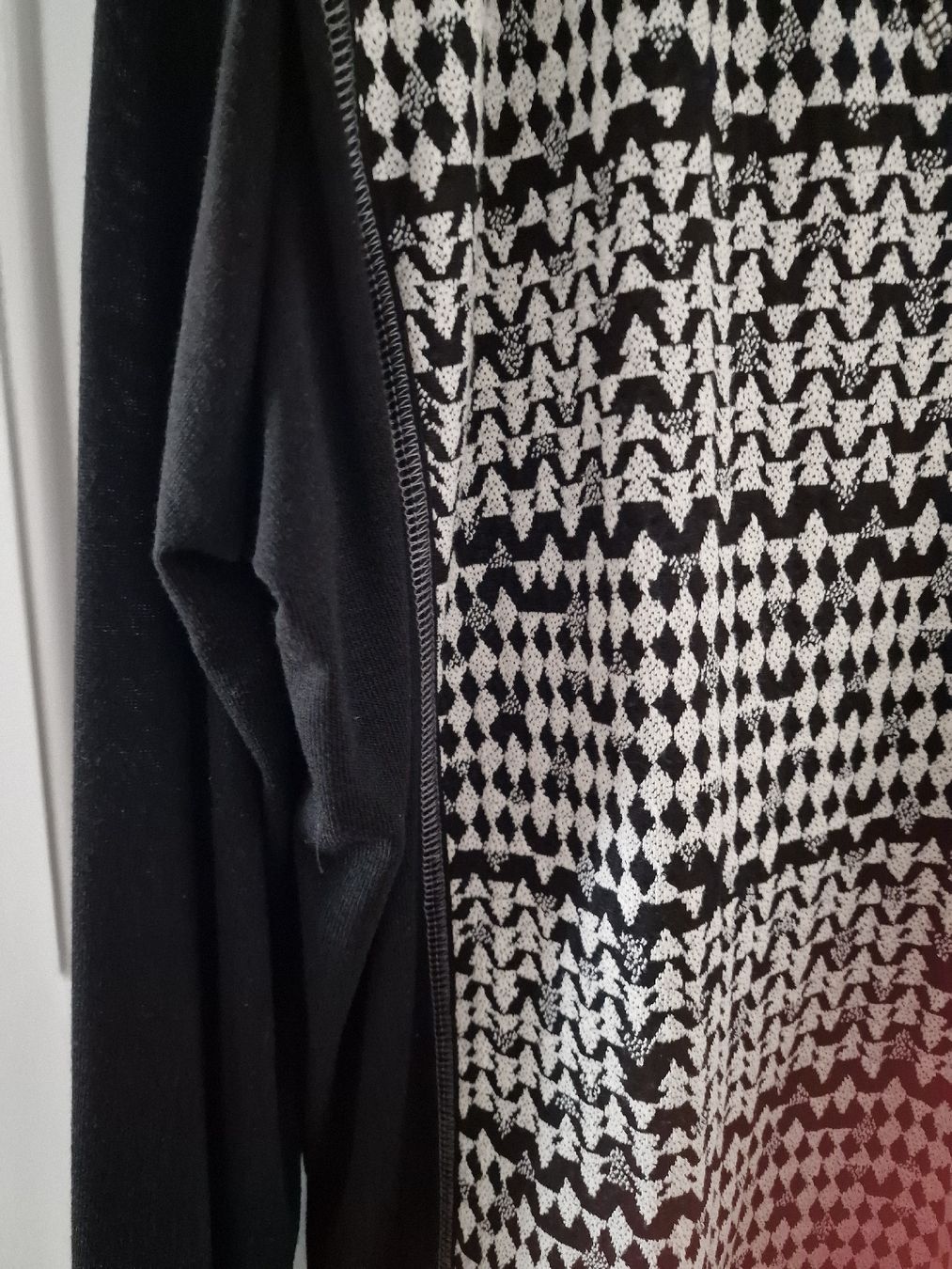 Pulls & Sweat-shirts: Schwarzer Langarm-Pullover mit Muster, neuwertig, Grössi 46 – Neuf (Voir description) à Ottenbach par Claurin 2