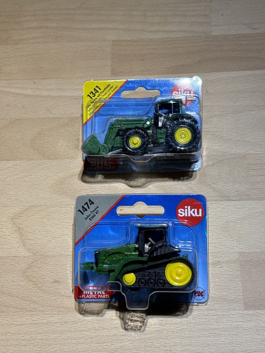 Siku Modellini d'auto: Siku - John Deere 1474 & 1341 – Nuovo e nell'imballaggio originale da Stüsslingen venduto da leo_nzh6