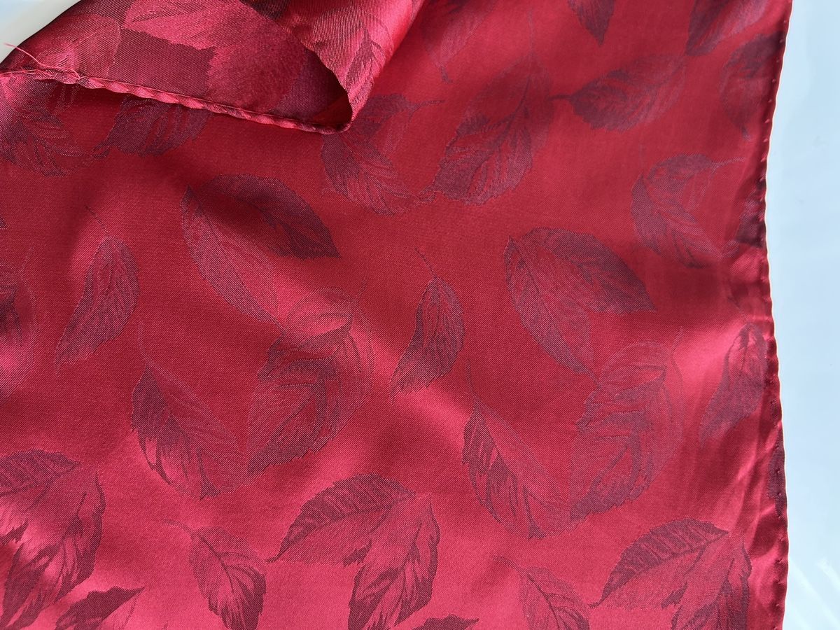Foulards, Tücher & Schals: Scarf 100% Polyester Made in Italy Red Leaf Pattern – Neu (gemäss Beschreibung) aus Saland von ele_vc96 1