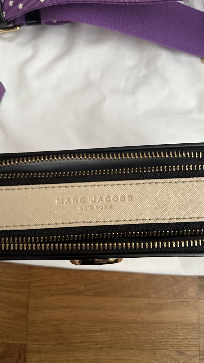 Marc Jacobs Borse da donna: Marc Jacobs Bag mit lila Gurt, neuwertig! – Nuovo (secondo la descrizione) da Romanshorn venduto da tin_k9vg 4