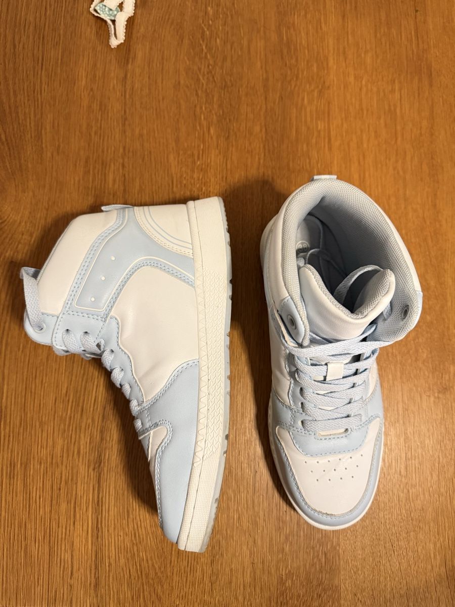 Herrenschuhe: Coole Sneaker in Hellblau/Weiss, Grösse 38 – Gebraucht aus Maienfeld von Lil_Swiss 1