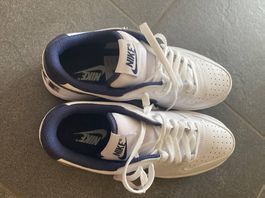 fabrikneue, ungetragene Nikeschuhe für Herren, Gr. 42.5