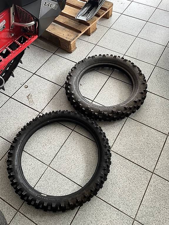 Pneus & Roues: Pneus enduro comme neuf  – D'occasion à Conthey par Patmt09
