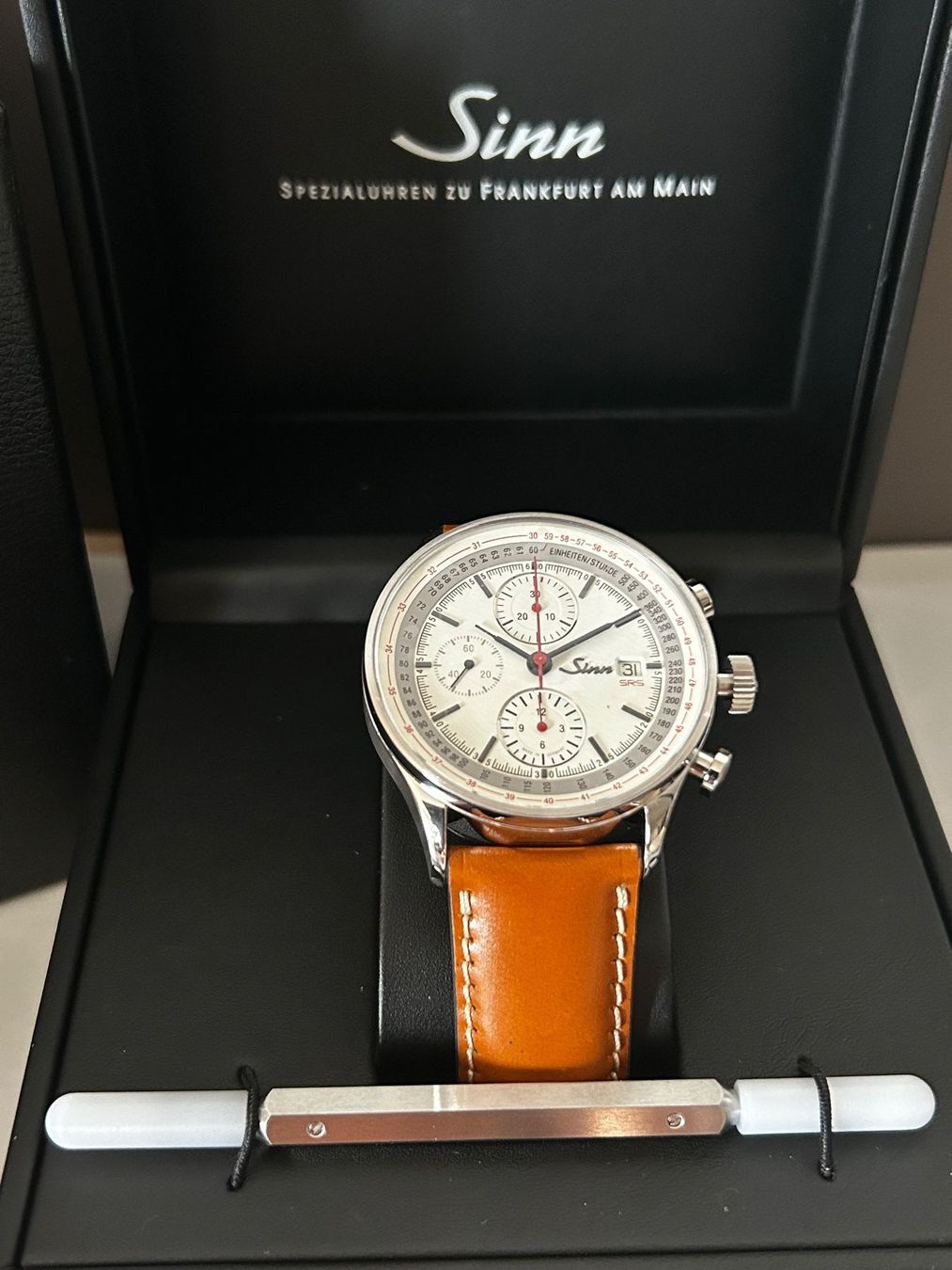 Sinn Orologi: SINN 910 SRS Flyback Column Whel Chronograph. New. – Nuovo e nell'imballaggio originale da Genève venduto da GLwatchsa 1