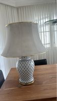 Eleganter Lampe mit Goldrand mit Porzelan Fuss