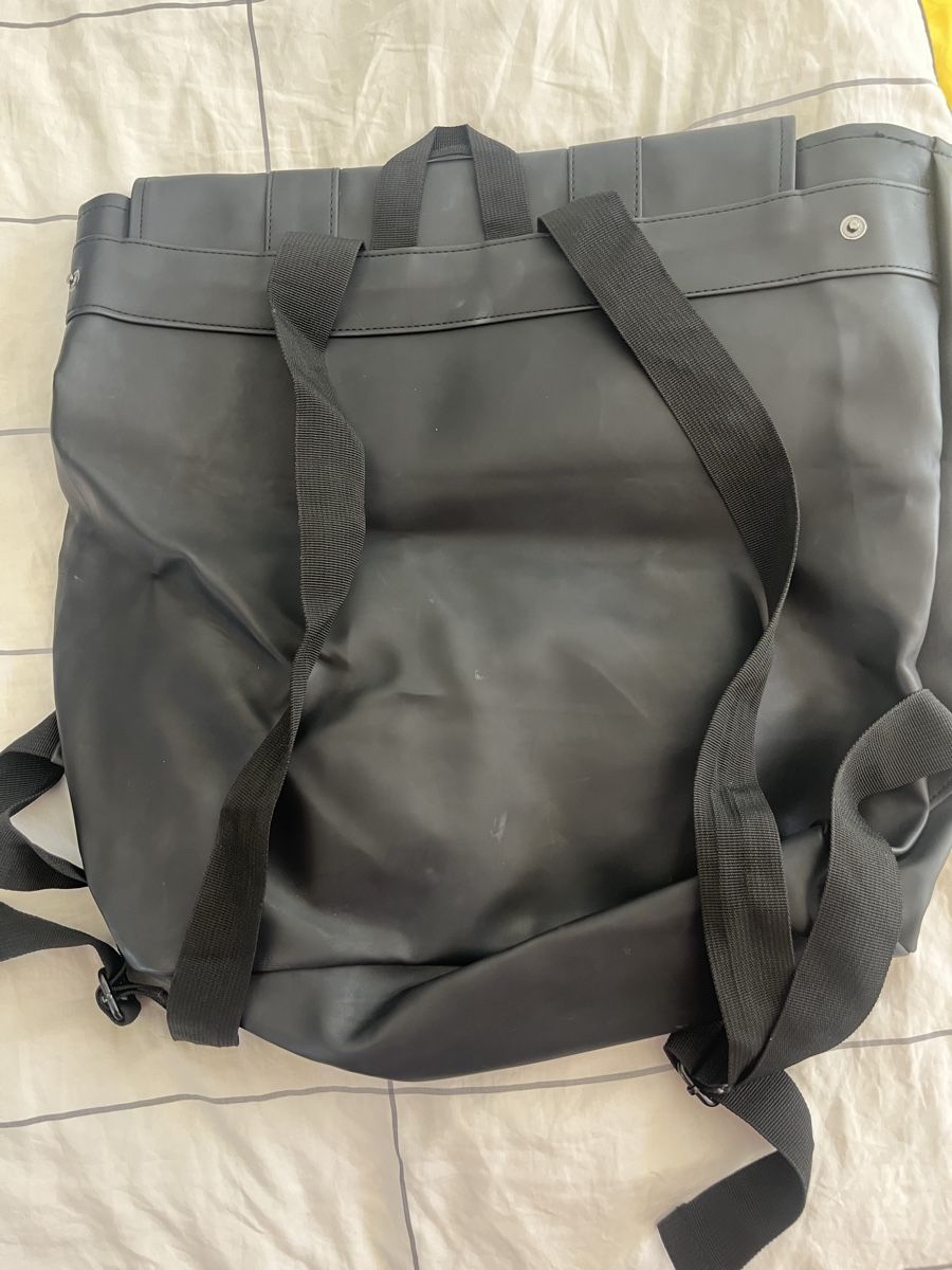 Rains Sacs à dos: Sac à dos Rains noir, usé – D'occasion à Zürich par Noemie1994 1