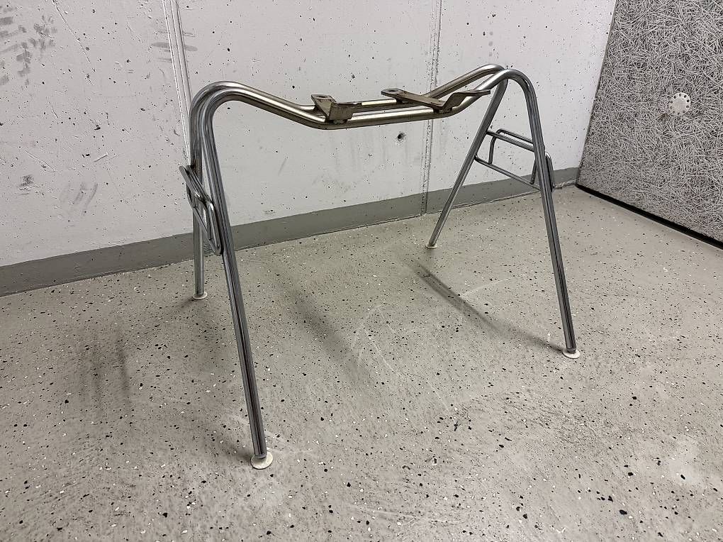 Eames Chaises: Stapelgestell Eames Chair – D'occasion à Luzern par Lina_Lu