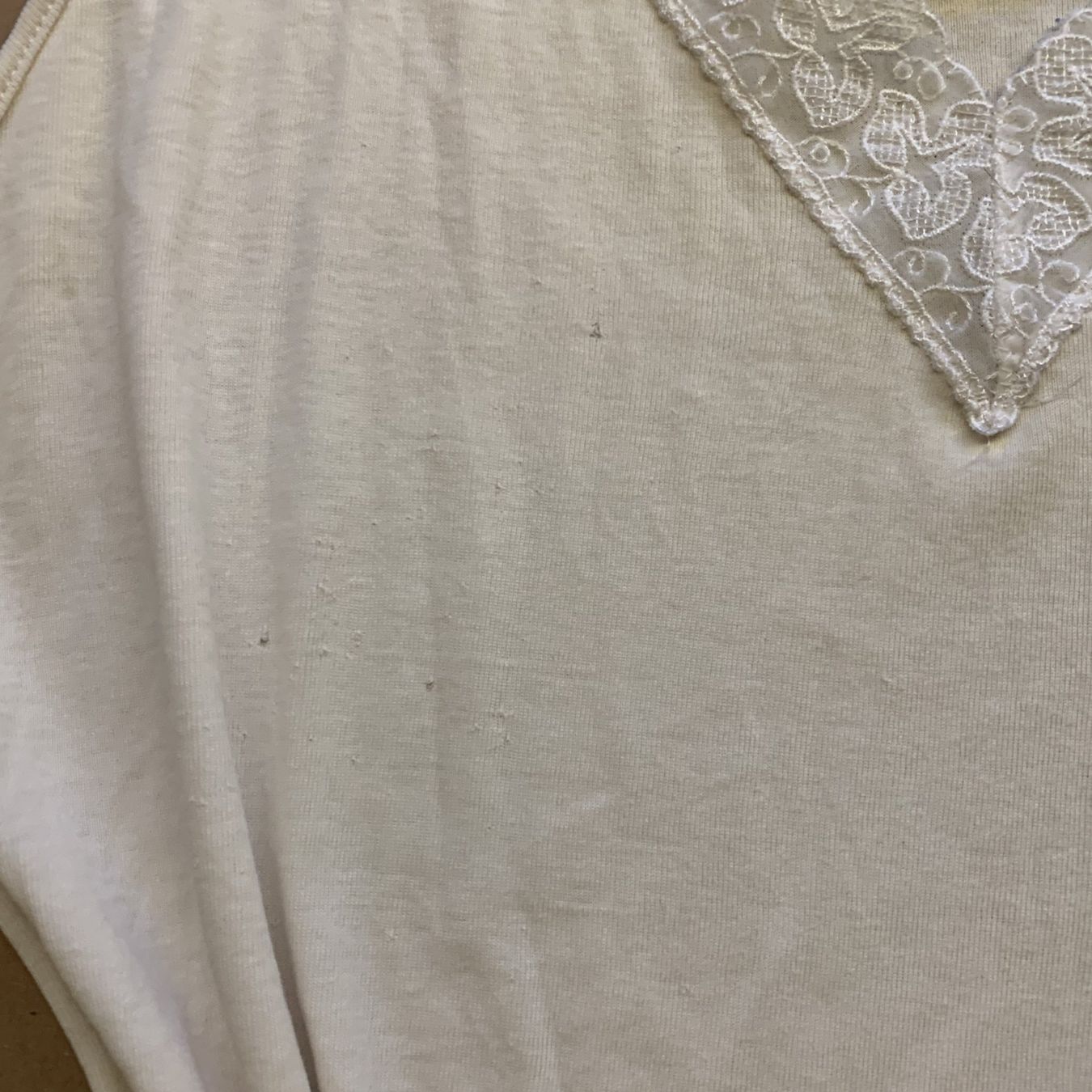 Top: Cremefarbenes, romantisches Spitzen-Tanktop – Usato da Chalais venduto da Decoarts.art 4