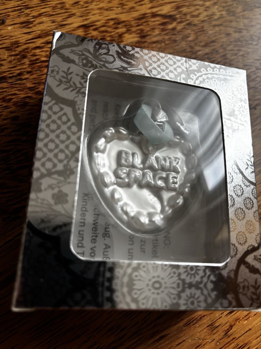 Alle Dekorationen: Taylor Swift Blank Space Cake Ornament – Neu und originalverpackt aus Amriswil von Ka_Sc 3