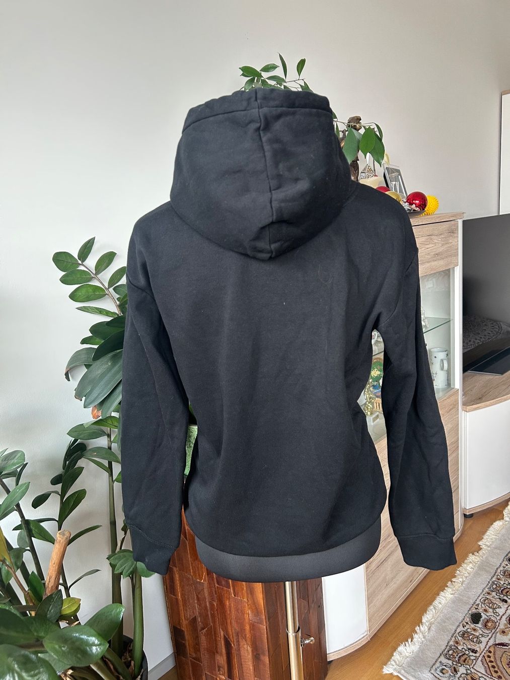 Maglioni & Felpe: SCHWARZER PULLI/ HOODIE/ SWEATER – Usato da Luzern venduto da Suneha 1