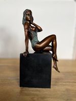 Statue de femme assise en bronze, base en marbre