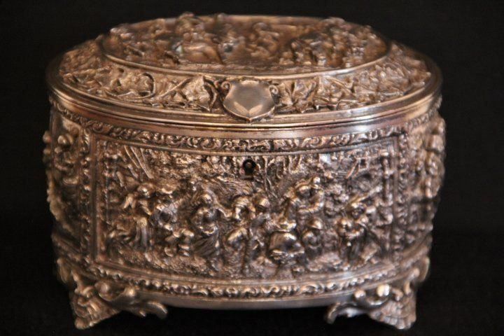 Cassapanche: Ancien coffret à bijoux . – Usato da Praz (Vully) venduto da pikuluka1