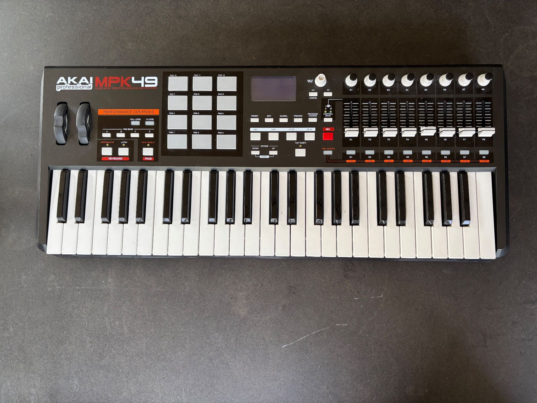 Akai Strumenti musicali: AKAI MPK 49 Professional – Usato da Basel venduto da Koandrs