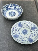 Set mit zwei verzierten blau-weißen Porzellanschalen