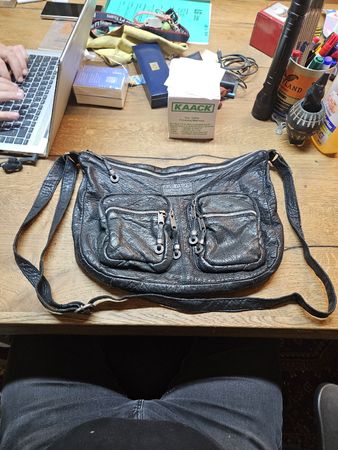 Damen Handtasche Leder Schwarz Schultertasche guter Zustand