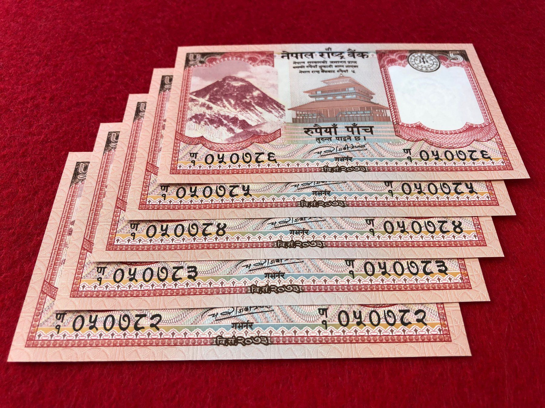 Banconote: Nepal - 5 x 5 Rupien UNC - Mount Everest – Nuovo e nell'imballaggio originale da Pfäffikon SZ venduto da Sieben77 4