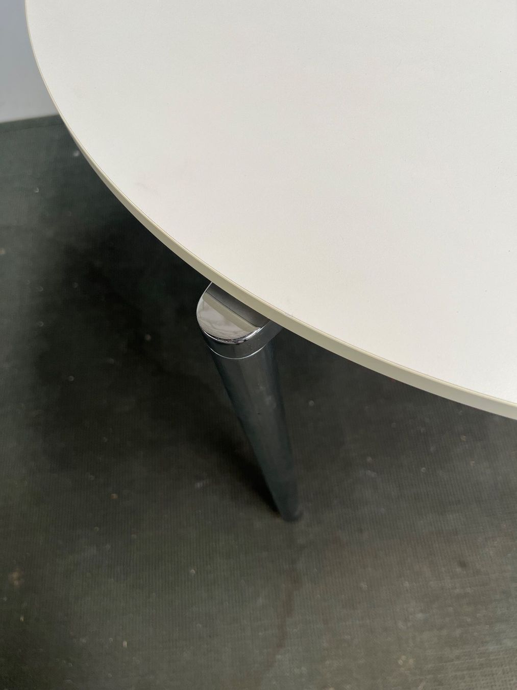 Fritz Hansen Tavoli: FRITZ HANSEN Plano Bistrotisch rund – Usato da Wangen an der Aare venduto da TBYN 3