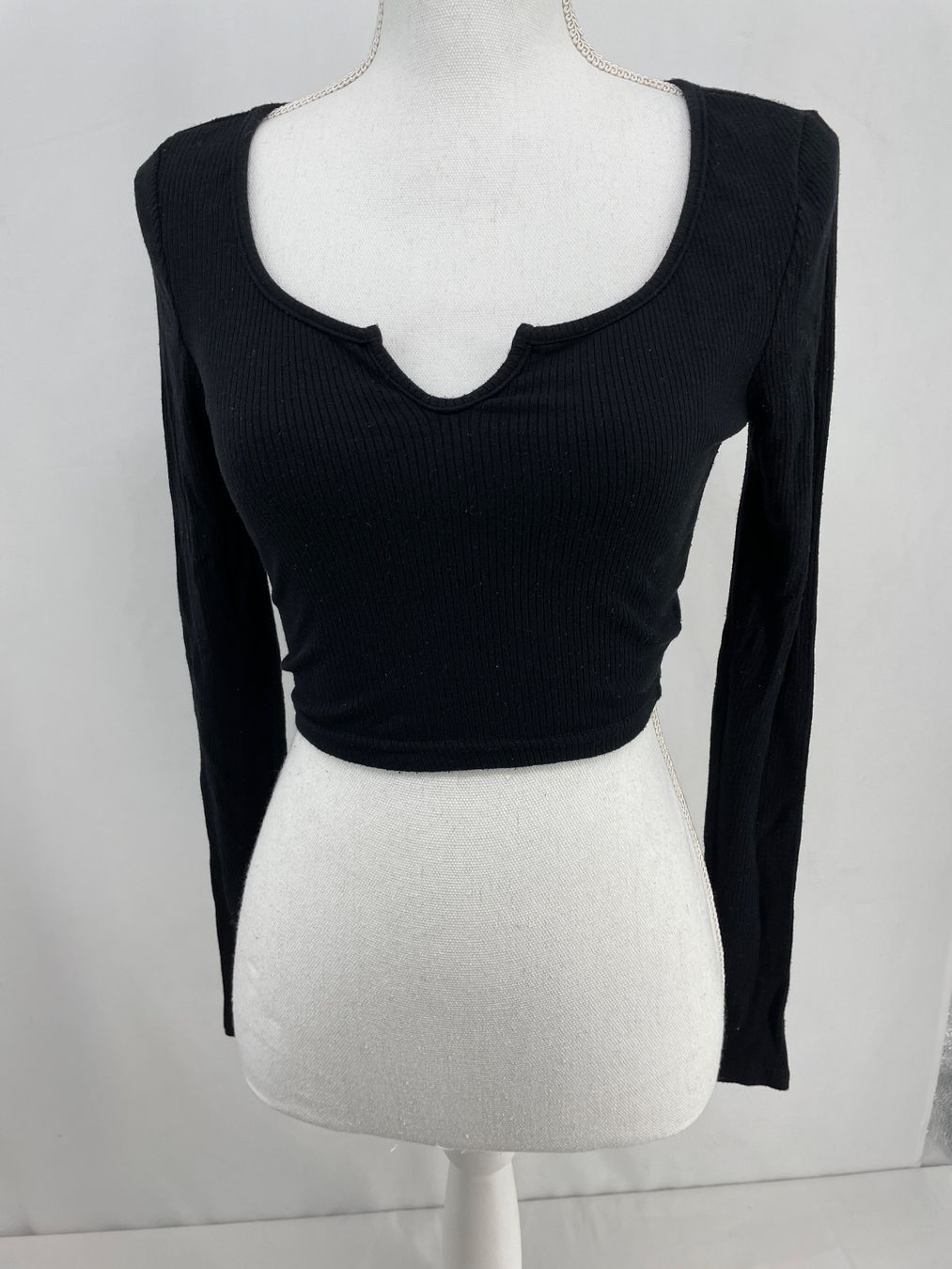 Tops: Top Pull noir décolleté en V – Gebraucht aus Lausanne von PlusValue_Lausanne