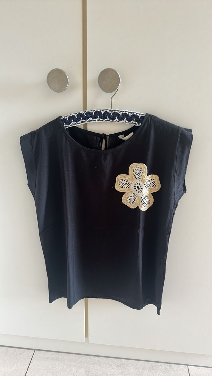 Blusen: Damen Bluse schwarz mit Blumenapplikation Grösse M – Neu (gemäss Beschreibung) aus Langnau aA von Camelia14