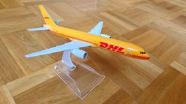 Modellflugzeug: DHL Frachtflugzeug/Cargoflugzeug aus Metall