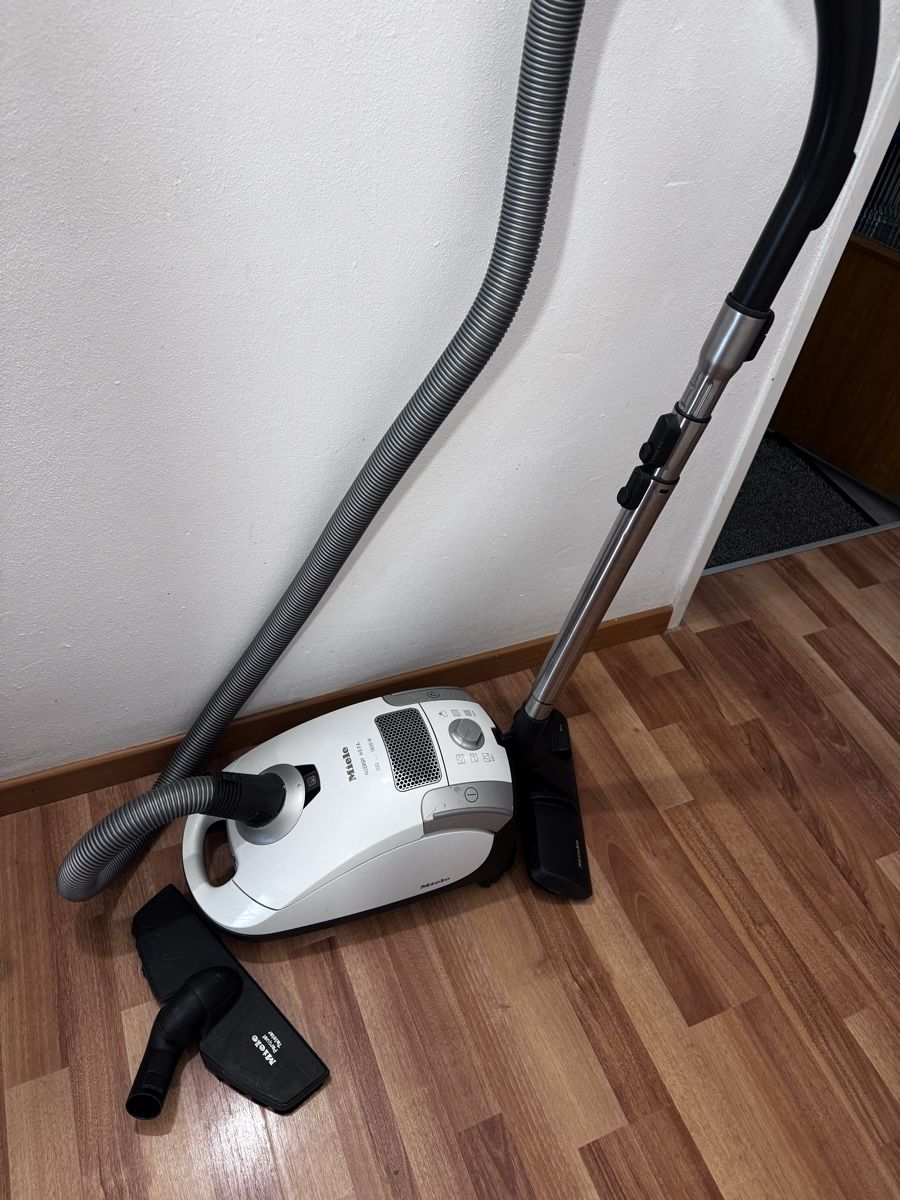 Miele Aspirateurs & Accessoires: Staubsauger Miele  – D'occasion à Mönchaltorf par gol_pg75