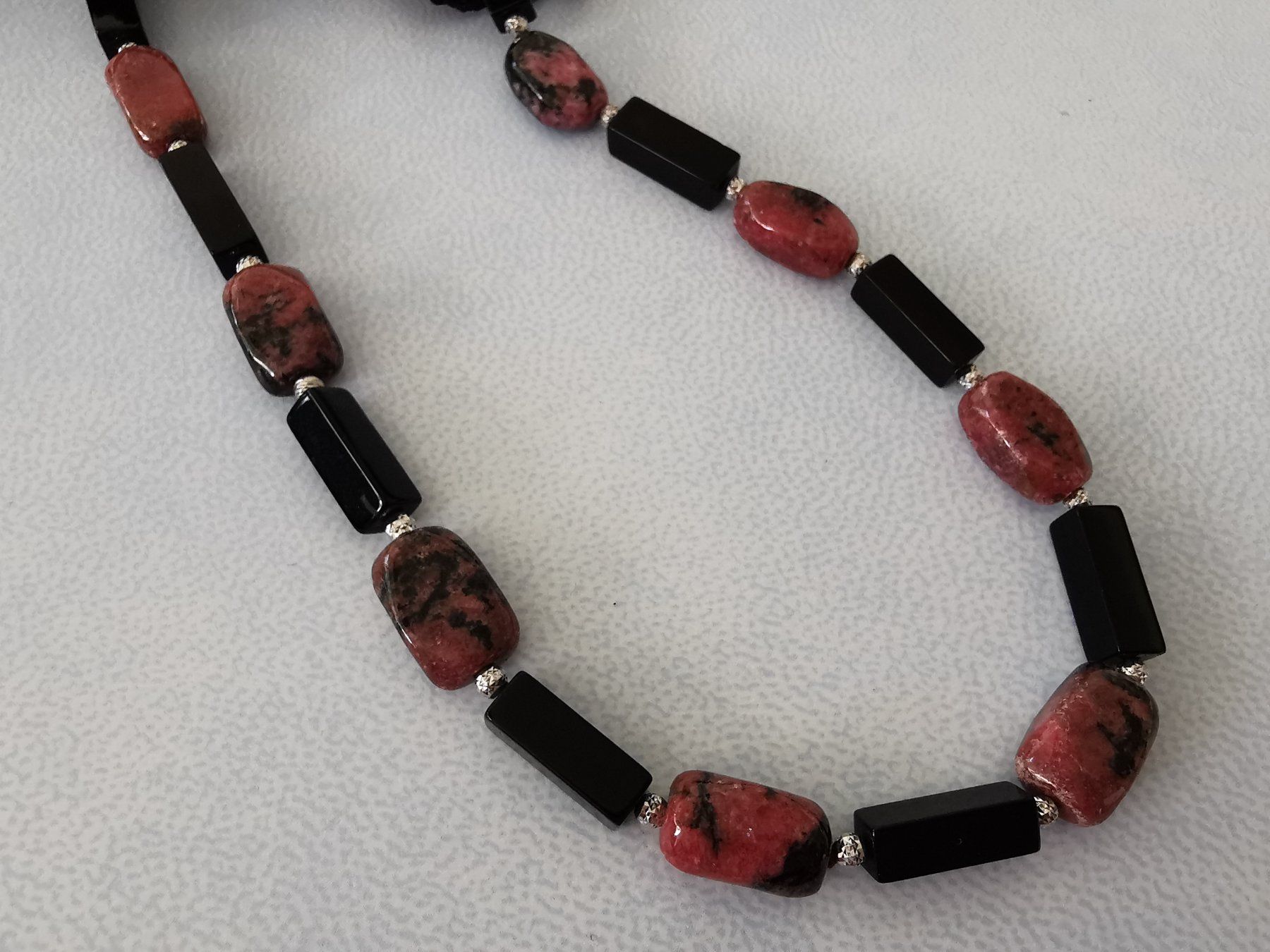 Catenine: Handgefertigte Halskette mit Onix und Rhodonith. – Nuovo e nell'imballaggio originale da Dierikon venduto da Buntspecht-10 2