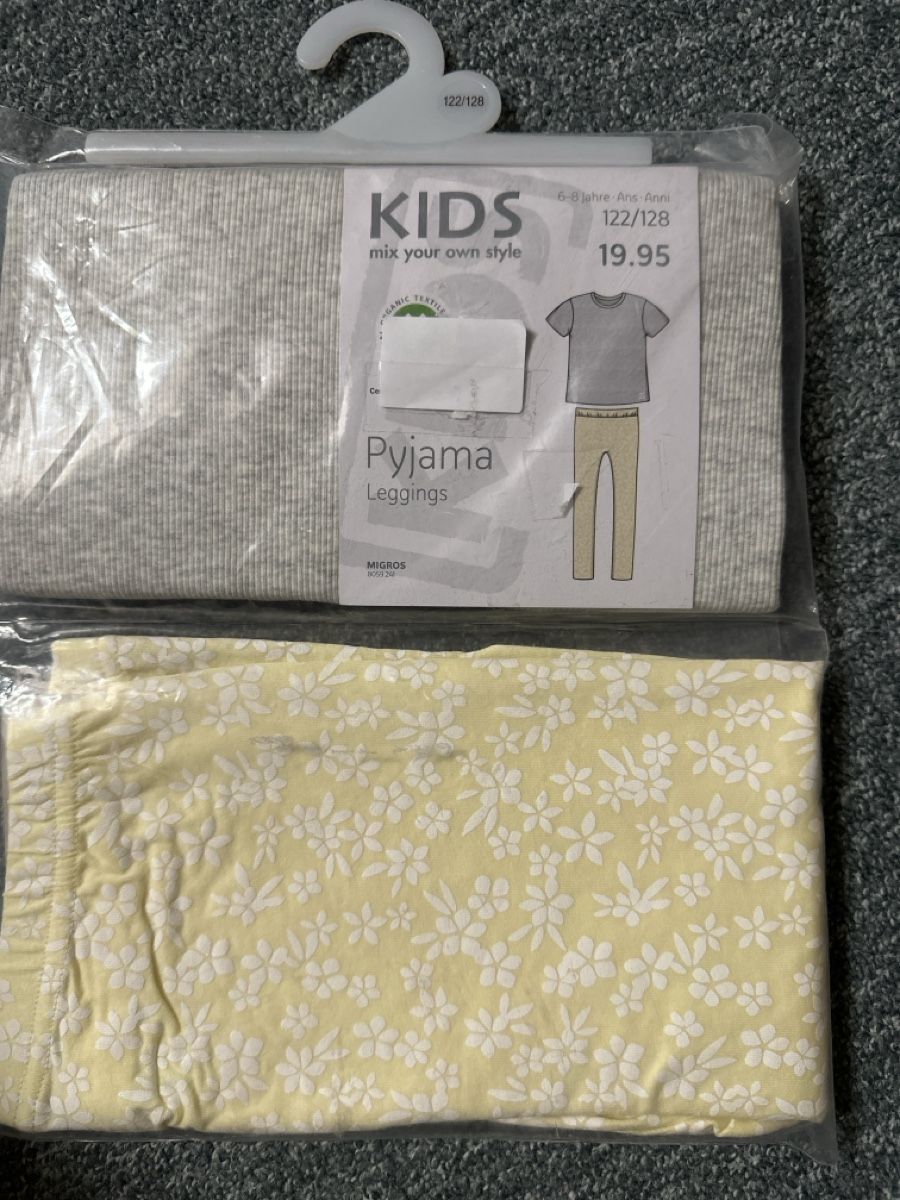 Migros Pyjamas & Ähnliches: Pyjama neu Gr 122/128 – Neu und originalverpackt aus Baltschieder von YmroBe