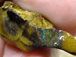 BOULDER ROH OPAL 27 Kt Gebot 1.- Elektisch Grün feuer