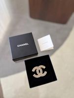 Elegante Chanel Brosche mit Perlen  Zeitlose Eleganz