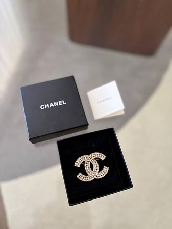 Elegante Chanel Brosche mit Perlen  Zeitlose Eleganz