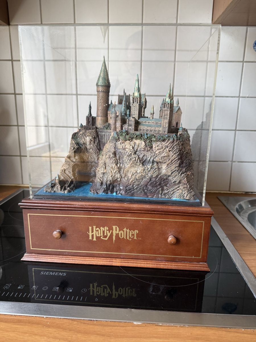 Statuette: Réplique Poudlard - Harry Potter – Usato da Pully venduto da BLANCPAIN02