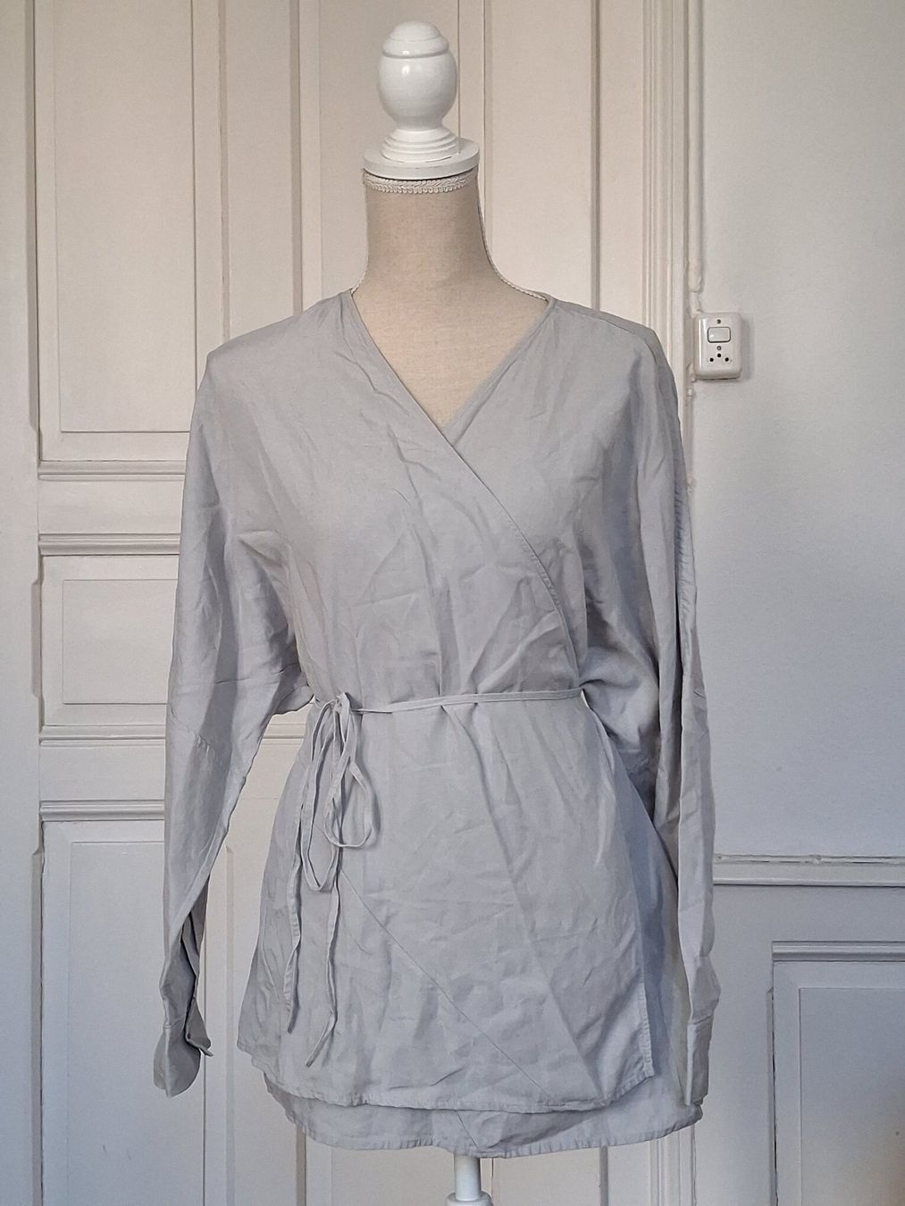 Cos Blusen: Hellgraues Sommer Wickelshirt COS Leinen Gr. M/L – Gebraucht aus Ried-Brig von Zzyzx