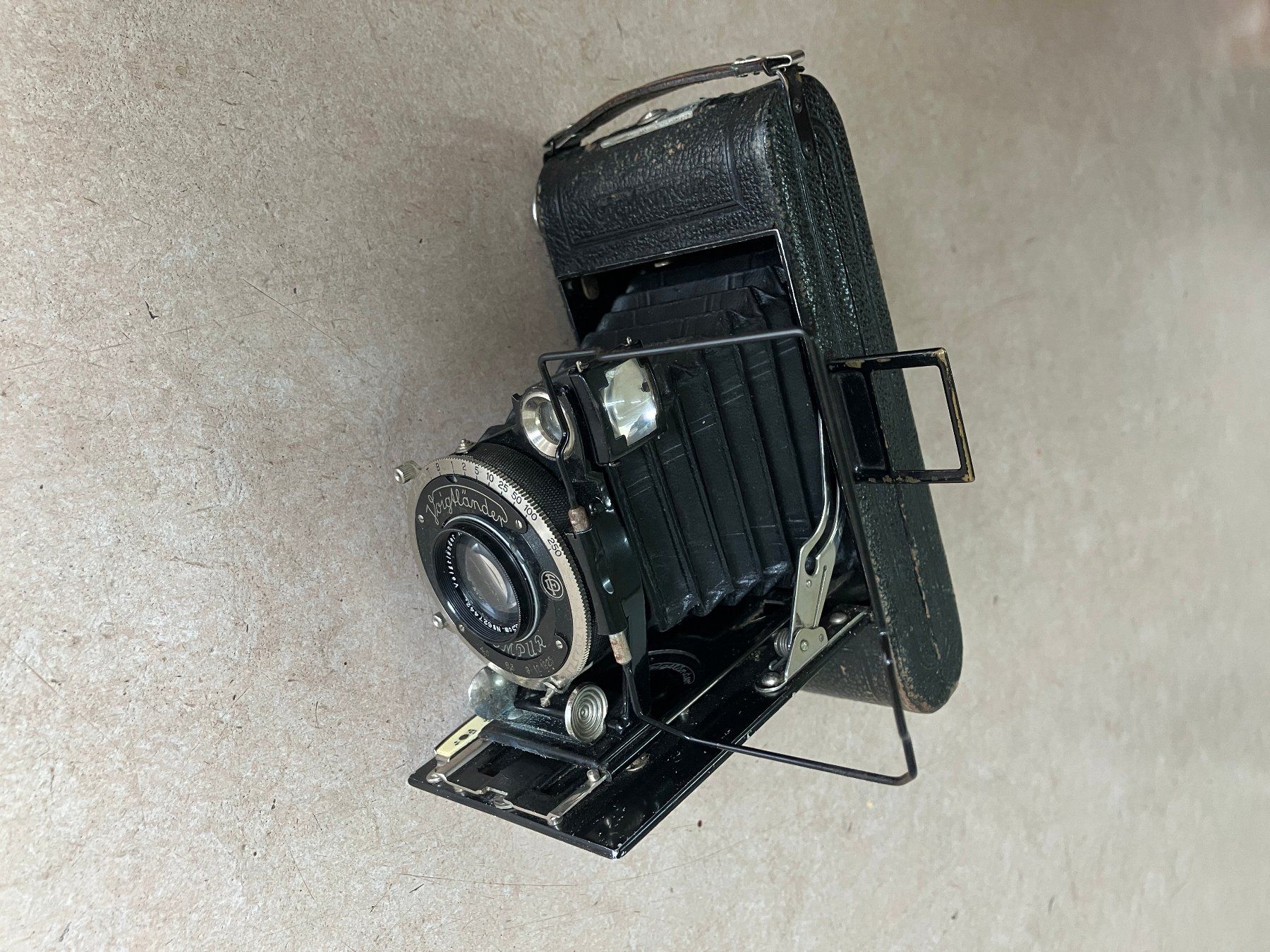 Voigtländer Fotocamera: Voigtländer Rollfilmkamera – Usato da Basel venduto da rx8c
