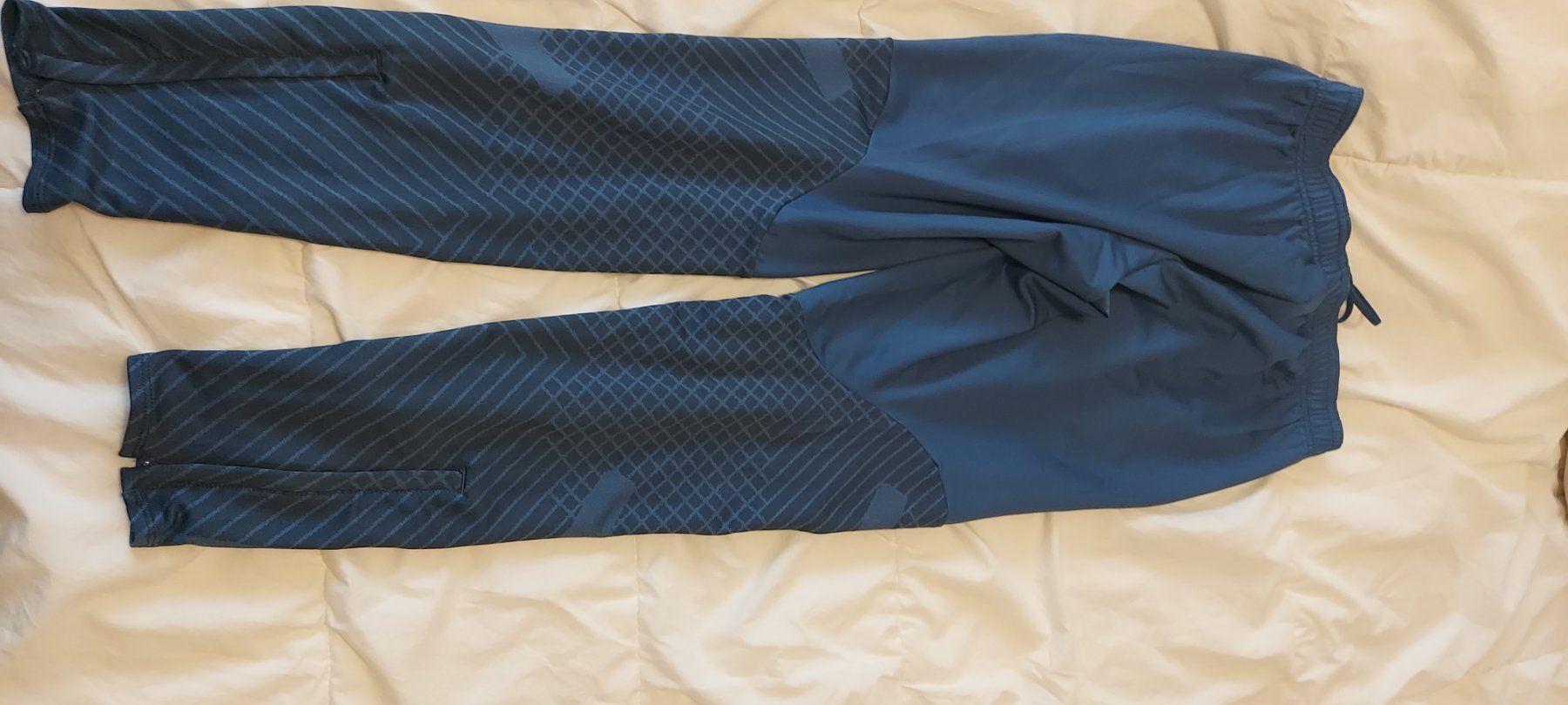 Nike Pantaloni: Nike bas survêtement neuf – Usato da Estavayer-Le-Lac venduto da zazadavidson 4