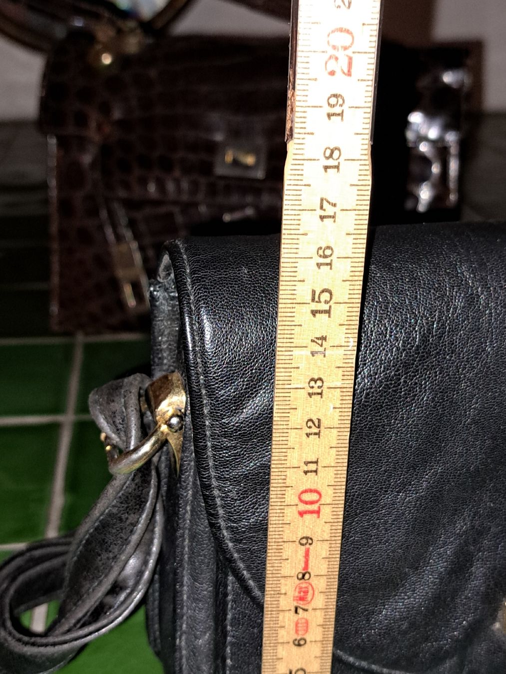 Borse da donna: Schwarze Vintage Handtasche aus Leder, klein, zeitlos! – Usato da Kölliken venduto da Upcycling-by-Mc-TAM 8