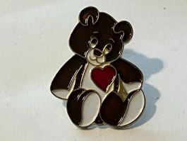 1 Pin Teddybär mit Herz