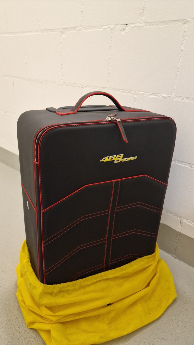 Valigie: Ferrari 488 Spider original Kofferset Leder – Usato da uezwil venduto da msc_8bh6 1